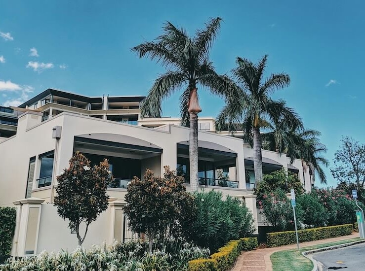 Subsidence cracks on wall